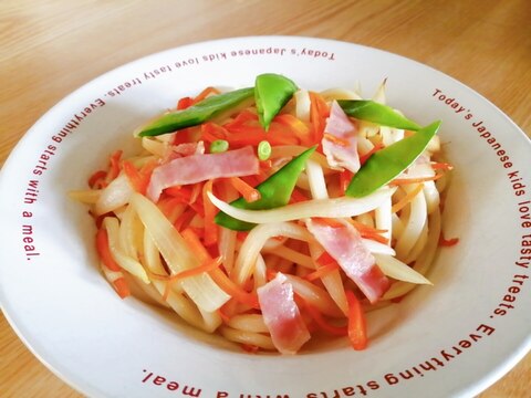 ベーコンと玉ねぎと人参と絹さやの焼きうどん